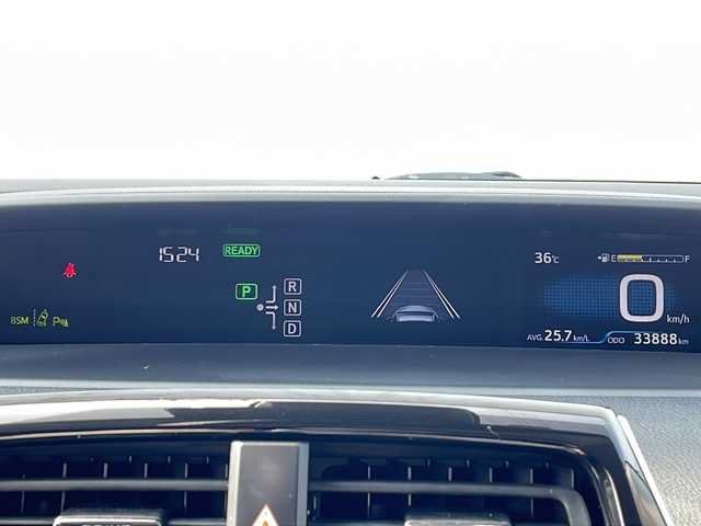 トヨタ プリウス A 三重県 2016(平28)年 3.4万km ホワイトパールクリスタルシャイン 純正9型ナビ/バックカメラ/HUD/純正ビルトインETC/衝突軽減ブレーキ/BSM/レーンキープアシスト/レーダークルーズコントロール/パーキングアシスト/LEDデイライト/LEDヘッドライト/オートライト/ステアリングリモコン/純正ホイールキャップ/電動格納ミラー