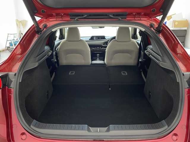 マツダ ＣＸ－３０ 20S プロアクティブツーリングセレ 兵庫県 2020(令2)年 3.1万km ソウルレッドクリスタルM ・純正ナビ＆Bluetooth＆CD/DVD＆TV/・バックカメラ/・ビルドインETC/・衝突被害軽減システム/・レーダークルーズコントロール/・レーンキープアシスト/・パワーバックドア/・前後ドライブレコーダー/・純正フロアマット/・パワーシート（運転席）/・シートヒーター（運転席・助手席）/・革巻きステアリング/・ステアリングリモコン/・ステアリングヒーター/・パドルシフト/・電動パーキングブレーキ/・オートブレーキホールド/・ヘッドアップディスプレイ/・アイドリングストップ/・純正18インチアルミホイール/・ABS/・横滑り防止機能/・前後コーナーセンサー/・盗難防止装置/・オートライト/・オートマチックハイビーム/・LEDヘッドライト/・W＋サイドエアバック/・カーテンエアバック/・スマートキー/・オートエアコン
