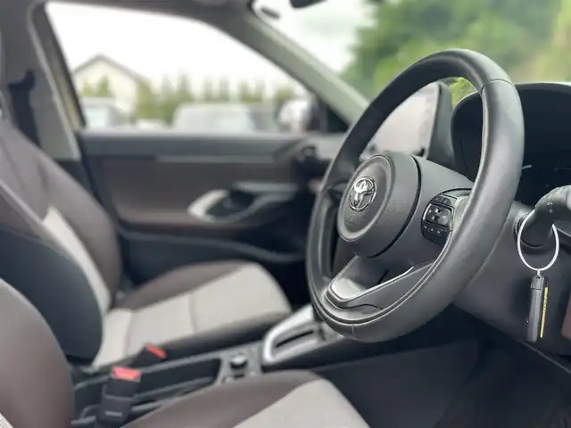 トヨタ ヤリスクロス ハイブリッド Z 道東・釧路十勝 2023(令5)年 1.5万km ベージュマイカM/グレイッシュブラウンM 4WD/寒冷地仕様/純正ディスプレイオーディオ/アラウンドビューモニター/ヘッドアップディスプレイ/シートヒーター(D/N)/パワーシート/オートホールド/電子パーキング/パワーバックドア/ステアリングヒーター/レーダークルーズコントロール/ダウンヒルアシストコントロール/ビルトインETC/LEDヘッドライト/フォグランプ/オートライト/オートハイビーム/プッシュスタート/スマートキー/革巻きステアリング/社外AW付冬タイヤ4本積込