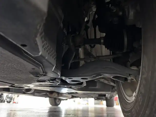 トヨタ ヴォクシー ハイブリッド S－Z 三重県 2022(令4)年 4.6万km アティチュードブラックマイカ ハイブリッド/FF/MTモード付インパネCVT/純正 10.5インチ『ディスプレイオーディオplus』（ナビ機能搭載）/（AM/FM/CD/DVD/USB/Miracast/Bluetooth/CarPlay/AndroidAuto）/純正 14インチ 後席用OLEDフリップダウンディスプレイ V14T-R72R/バックガイドモニター/両側パワースライドドア/ドライブレコーダー 前後/ビルトインETC2.0/Toyota Safety Sense/・プリクラッシュセーフティ［PCS］/・レーンディパーチャーアラート［LDA］/・レーダークルーズ/・アダプティブハイビームシステム/・クリアランスソナー/・パーキングサポートブレーキ［PKSB］（静止物）/・ロードサインアシスト［RSA］/・発進遅れ告知機能［TMN］/・プロアクティブドライビングアシスト［PDA］/装備/・ハーフレザーシート/・シートヒーター（D/N）/・前席左右＆後席独立オートエアコン/・オートライト/・【OP】LED ヘッドランプ（プロジェクター式）＋クリアランスランプ/・電子パーキングブレーキ＋ブレーキホールド/・フリーストップバックドア/・プッシュスタート/・純正17inAW/・スマートキーx2/・保/取/ナビ取/など
