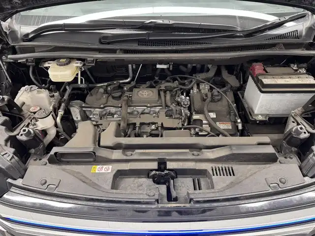 トヨタ ヴォクシー ハイブリッド S－Z 三重県 2022(令4)年 4.6万km アティチュードブラックマイカ ハイブリッド/FF/MTモード付インパネCVT/純正 10.5インチ『ディスプレイオーディオplus』（ナビ機能搭載）/（AM/FM/CD/DVD/USB/Miracast/Bluetooth/CarPlay/AndroidAuto）/純正 14インチ 後席用OLEDフリップダウンディスプレイ V14T-R72R/バックガイドモニター/両側パワースライドドア/ドライブレコーダー 前後/ビルトインETC2.0/Toyota Safety Sense/・プリクラッシュセーフティ［PCS］/・レーンディパーチャーアラート［LDA］/・レーダークルーズ/・アダプティブハイビームシステム/・クリアランスソナー/・パーキングサポートブレーキ［PKSB］（静止物）/・ロードサインアシスト［RSA］/・発進遅れ告知機能［TMN］/・プロアクティブドライビングアシスト［PDA］/装備/・ハーフレザーシート/・シートヒーター（D/N）/・前席左右＆後席独立オートエアコン/・オートライト/・【OP】LED ヘッドランプ（プロジェクター式）＋クリアランスランプ/・電子パーキングブレーキ＋ブレーキホールド/・フリーストップバックドア/・プッシュスタート/・純正17inAW/・スマートキーx2/・保/取/ナビ取/など