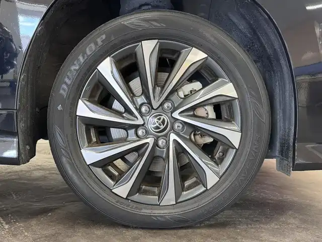 トヨタ ヴォクシー ハイブリッド S－Z 三重県 2022(令4)年 4.6万km アティチュードブラックマイカ ハイブリッド/FF/MTモード付インパネCVT/純正 10.5インチ『ディスプレイオーディオplus』（ナビ機能搭載）/（AM/FM/CD/DVD/USB/Miracast/Bluetooth/CarPlay/AndroidAuto）/純正 14インチ 後席用OLEDフリップダウンディスプレイ V14T-R72R/バックガイドモニター/両側パワースライドドア/ドライブレコーダー 前後/ビルトインETC2.0/Toyota Safety Sense/・プリクラッシュセーフティ［PCS］/・レーンディパーチャーアラート［LDA］/・レーダークルーズ/・アダプティブハイビームシステム/・クリアランスソナー/・パーキングサポートブレーキ［PKSB］（静止物）/・ロードサインアシスト［RSA］/・発進遅れ告知機能［TMN］/・プロアクティブドライビングアシスト［PDA］/装備/・ハーフレザーシート/・シートヒーター（D/N）/・前席左右＆後席独立オートエアコン/・オートライト/・【OP】LED ヘッドランプ（プロジェクター式）＋クリアランスランプ/・電子パーキングブレーキ＋ブレーキホールド/・フリーストップバックドア/・プッシュスタート/・純正17inAW/・スマートキーx2/・保/取/ナビ取/など