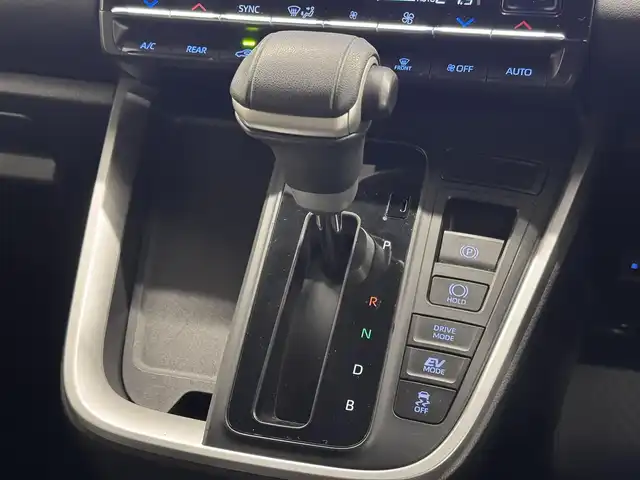 トヨタ ヴォクシー ハイブリッド S－Z 三重県 2022(令4)年 4.6万km アティチュードブラックマイカ ハイブリッド/FF/MTモード付インパネCVT/純正 10.5インチ『ディスプレイオーディオplus』（ナビ機能搭載）/（AM/FM/CD/DVD/USB/Miracast/Bluetooth/CarPlay/AndroidAuto）/純正 14インチ 後席用OLEDフリップダウンディスプレイ V14T-R72R/バックガイドモニター/両側パワースライドドア/ドライブレコーダー 前後/ビルトインETC2.0/Toyota Safety Sense/・プリクラッシュセーフティ［PCS］/・レーンディパーチャーアラート［LDA］/・レーダークルーズ/・アダプティブハイビームシステム/・クリアランスソナー/・パーキングサポートブレーキ［PKSB］（静止物）/・ロードサインアシスト［RSA］/・発進遅れ告知機能［TMN］/・プロアクティブドライビングアシスト［PDA］/装備/・ハーフレザーシート/・シートヒーター（D/N）/・前席左右＆後席独立オートエアコン/・オートライト/・【OP】LED ヘッドランプ（プロジェクター式）＋クリアランスランプ/・電子パーキングブレーキ＋ブレーキホールド/・フリーストップバックドア/・プッシュスタート/・純正17inAW/・スマートキーx2/・保/取/ナビ取/など