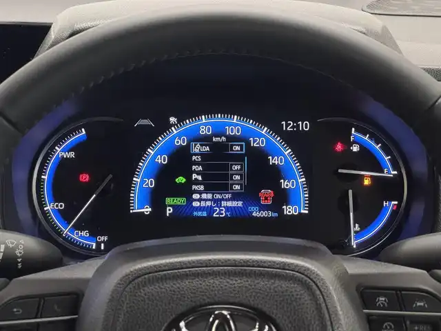 トヨタ ヴォクシー ハイブリッド S－Z 三重県 2022(令4)年 4.6万km アティチュードブラックマイカ ハイブリッド/FF/MTモード付インパネCVT/純正 10.5インチ『ディスプレイオーディオplus』（ナビ機能搭載）/（AM/FM/CD/DVD/USB/Miracast/Bluetooth/CarPlay/AndroidAuto）/純正 14インチ 後席用OLEDフリップダウンディスプレイ V14T-R72R/バックガイドモニター/両側パワースライドドア/ドライブレコーダー 前後/ビルトインETC2.0/Toyota Safety Sense/・プリクラッシュセーフティ［PCS］/・レーンディパーチャーアラート［LDA］/・レーダークルーズ/・アダプティブハイビームシステム/・クリアランスソナー/・パーキングサポートブレーキ［PKSB］（静止物）/・ロードサインアシスト［RSA］/・発進遅れ告知機能［TMN］/・プロアクティブドライビングアシスト［PDA］/装備/・ハーフレザーシート/・シートヒーター（D/N）/・前席左右＆後席独立オートエアコン/・オートライト/・【OP】LED ヘッドランプ（プロジェクター式）＋クリアランスランプ/・電子パーキングブレーキ＋ブレーキホールド/・フリーストップバックドア/・プッシュスタート/・純正17inAW/・スマートキーx2/・保/取/ナビ取/など