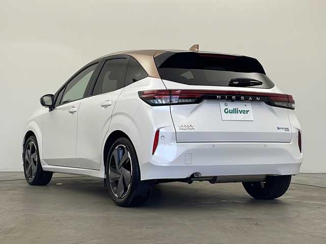 日産 オーラ G FOUR レザーエディション 秋田県 2024(令6)年 0.4万km 白／ゴールド ４ＷＤ/純正メモリナビ/ (フルセグＴＶ/Bluetooth/HDMI/AndroidAuto)/全方位カメラ/プロパイロット/ステアリングヒーター/ＢＯＳＥサウンドシステム/デジタルインナーミラー/ワイヤレス充電/前席シートヒーター/オートブレーキホールド/オートライト/スマートキー/スペアキー/社外フロアマット/ＥＴＣ２．０