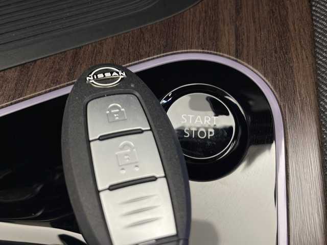 日産 オーラ G FOUR レザーエディション 秋田県 2024(令6)年 0.4万km 白／ゴールド ４ＷＤ/純正メモリナビ/ (フルセグＴＶ/Bluetooth/HDMI/AndroidAuto)/全方位カメラ/プロパイロット/ステアリングヒーター/ＢＯＳＥサウンドシステム/デジタルインナーミラー/ワイヤレス充電/前席シートヒーター/オートブレーキホールド/オートライト/スマートキー/スペアキー/社外フロアマット/ＥＴＣ２．０