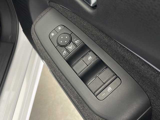 日産 オーラ G FOUR レザーエディション 秋田県 2024(令6)年 0.4万km 白／ゴールド ４ＷＤ/純正メモリナビ/ (フルセグＴＶ/Bluetooth/HDMI/AndroidAuto)/全方位カメラ/プロパイロット/ステアリングヒーター/ＢＯＳＥサウンドシステム/デジタルインナーミラー/ワイヤレス充電/前席シートヒーター/オートブレーキホールド/オートライト/スマートキー/スペアキー/社外フロアマット/ＥＴＣ２．０