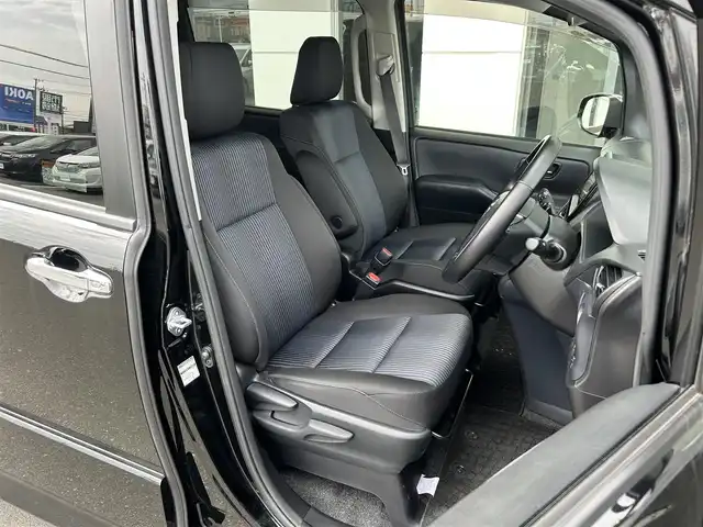 トヨタ ヴォクシー ZS 煌 静岡県 2016(平28)年 5.3万km ブラック 7人乗り/3列シート/純正7インチナビ/（FM/AM/SD/USB/CD/BT）/フルセグTV/両側電動スライド/バックカメラ/ETC車載器/オートライト/オートハイビーム/スマートキー/プッシュスタート/チップアップシート/衝突軽減システム/純正16AW