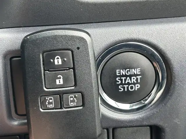 トヨタ ヴォクシー ZS 煌 静岡県 2016(平28)年 5.3万km ブラック 7人乗り/3列シート/純正7インチナビ/（FM/AM/SD/USB/CD/BT）/フルセグTV/両側電動スライド/バックカメラ/ETC車載器/オートライト/オートハイビーム/スマートキー/プッシュスタート/チップアップシート/衝突軽減システム/純正16AW