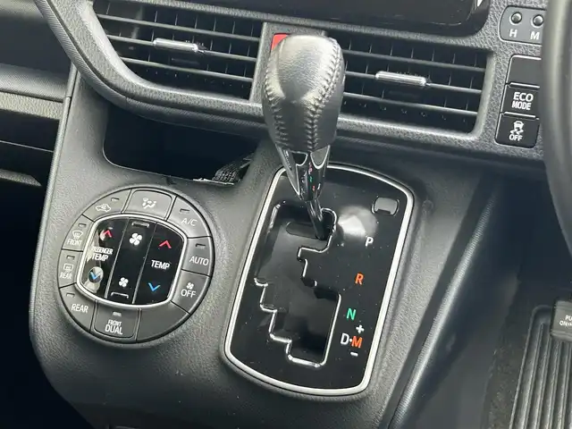 トヨタ ヴォクシー ZS 煌 静岡県 2016(平28)年 5.3万km ブラック 7人乗り/3列シート/純正7インチナビ/（FM/AM/SD/USB/CD/BT）/フルセグTV/両側電動スライド/バックカメラ/ETC車載器/オートライト/オートハイビーム/スマートキー/プッシュスタート/チップアップシート/衝突軽減システム/純正16AW