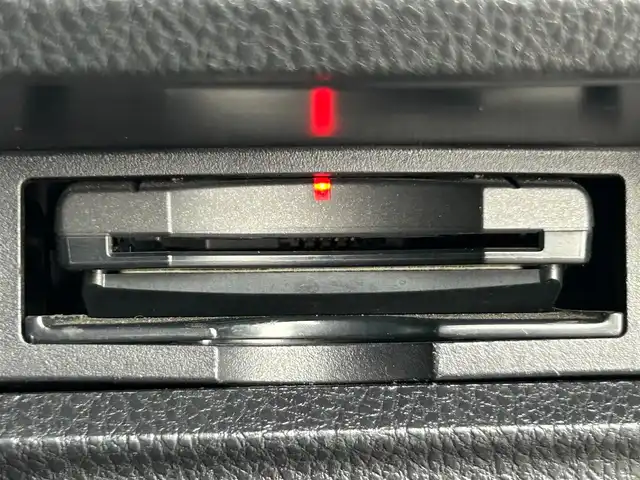 トヨタ ヴォクシー ZS 煌 静岡県 2016(平28)年 5.3万km ブラック 7人乗り/3列シート/純正7インチナビ/（FM/AM/SD/USB/CD/BT）/フルセグTV/両側電動スライド/バックカメラ/ETC車載器/オートライト/オートハイビーム/スマートキー/プッシュスタート/チップアップシート/衝突軽減システム/純正16AW