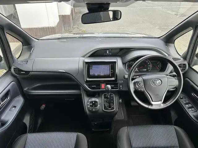 トヨタ ヴォクシー ZS 煌 静岡県 2016(平28)年 5.3万km ブラック 7人乗り/3列シート/純正7インチナビ/（FM/AM/SD/USB/CD/BT）/フルセグTV/両側電動スライド/バックカメラ/ETC車載器/オートライト/オートハイビーム/スマートキー/プッシュスタート/チップアップシート/衝突軽減システム/純正16AW