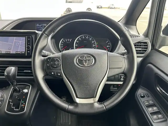 トヨタ ヴォクシー ZS 煌 静岡県 2016(平28)年 5.3万km ブラック 7人乗り/3列シート/純正7インチナビ/（FM/AM/SD/USB/CD/BT）/フルセグTV/両側電動スライド/バックカメラ/ETC車載器/オートライト/オートハイビーム/スマートキー/プッシュスタート/チップアップシート/衝突軽減システム/純正16AW