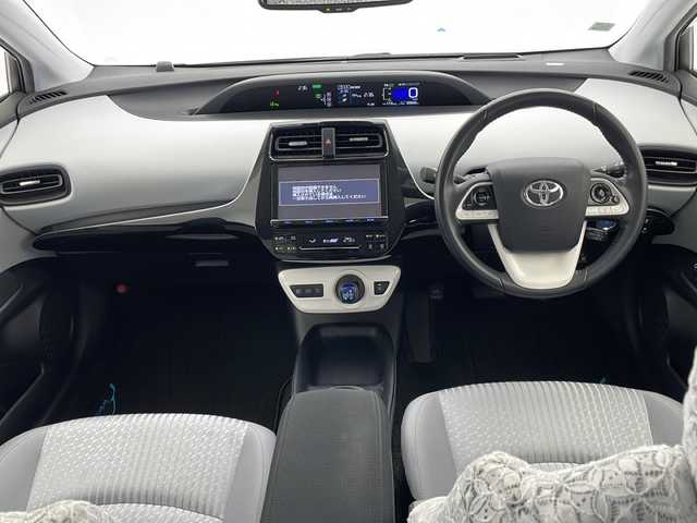 トヨタ プリウス Sセーフティプラス 千葉県 2016(平28)年 4.1万km スティールブロンドM 純正ナビ（CD/DVD/BT/フルセグTV）/トヨタセーフティーセンサー/レーダークルーズコントロール/レーンキープ/衝突軽減/クリアランスソナー/パーキングアシスト/オートハイビーム/LEDライト/フォグランプ/ビルトインETC2.0/前後ドラレコ/電格ミラー/フロアマット/ドアバイザー