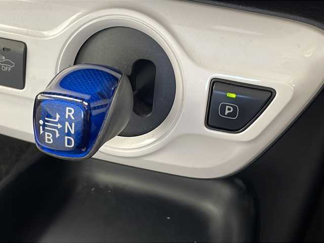 トヨタ プリウス Sセーフティプラス 千葉県 2016(平28)年 4.1万km スティールブロンドM 純正ナビ（CD/DVD/BT/フルセグTV）/トヨタセーフティーセンサー/レーダークルーズコントロール/レーンキープ/衝突軽減/クリアランスソナー/パーキングアシスト/オートハイビーム/LEDライト/フォグランプ/ビルトインETC2.0/前後ドラレコ/電格ミラー/フロアマット/ドアバイザー