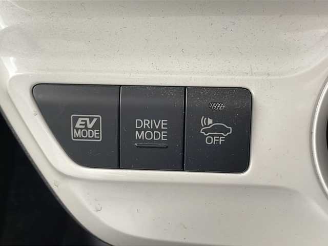 トヨタ プリウス Sセーフティプラス 千葉県 2016(平28)年 4.1万km スティールブロンドM 純正ナビ（CD/DVD/BT/フルセグTV）/トヨタセーフティーセンサー/レーダークルーズコントロール/レーンキープ/衝突軽減/クリアランスソナー/パーキングアシスト/オートハイビーム/LEDライト/フォグランプ/ビルトインETC2.0/前後ドラレコ/電格ミラー/フロアマット/ドアバイザー