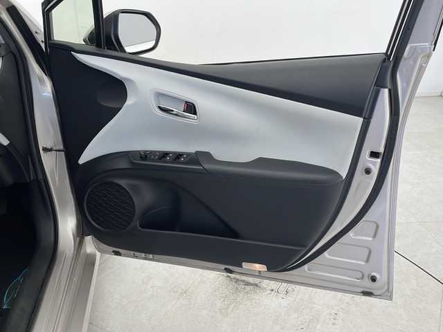 トヨタ プリウス Sセーフティプラス 千葉県 2016(平28)年 4.1万km スティールブロンドM 純正ナビ（CD/DVD/BT/フルセグTV）/トヨタセーフティーセンサー/レーダークルーズコントロール/レーンキープ/衝突軽減/クリアランスソナー/パーキングアシスト/オートハイビーム/LEDライト/フォグランプ/ビルトインETC2.0/前後ドラレコ/電格ミラー/フロアマット/ドアバイザー