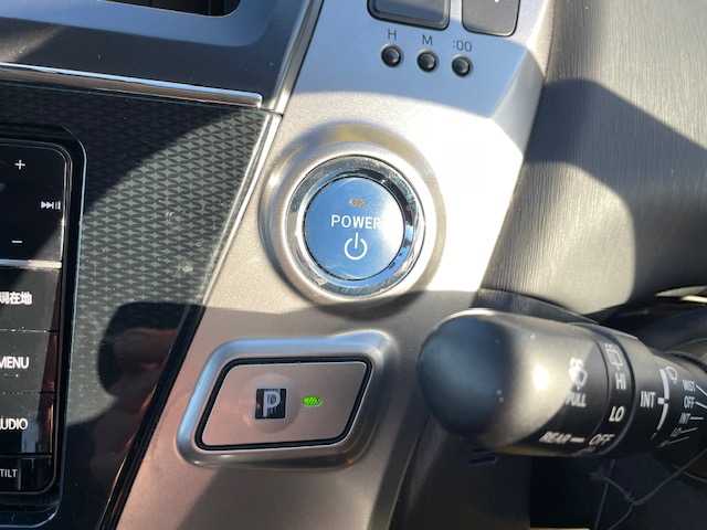 トヨタ プリウス α G 福島県 2015(平27)年 10.5万km アティチュードブラックマイカ (株)IDOMが運営する【じしゃロンいわき店】の自社ローン対象車両になります。こちらは現金ご利用時の価格です。自社ローンご希望の方は別途その旨お申付け下さい。/登録時走行距離104745km/ストラーダ製カーナビゲーション/型番：CN-RS01WD/バックカメラ/プッシュスタート/スマートキー/衝突軽減システム/レーンキープアシスト/オートハイビーム/ドライブレコーダー/サイドバイザー/フロアマット/ETC