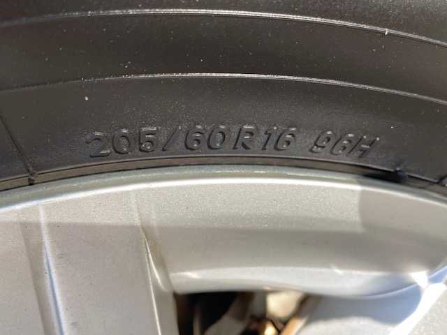 トヨタ プリウス α G 福島県 2015(平27)年 10.5万km アティチュードブラックマイカ (株)IDOMが運営する【じしゃロンいわき店】の自社ローン対象車両になります。こちらは現金ご利用時の価格です。自社ローンご希望の方は別途その旨お申付け下さい。/登録時走行距離104745km/ストラーダ製カーナビゲーション/型番：CN-RS01WD/バックカメラ/プッシュスタート/スマートキー/衝突軽減システム/レーンキープアシスト/オートハイビーム/ドライブレコーダー/サイドバイザー/フロアマット/ETC