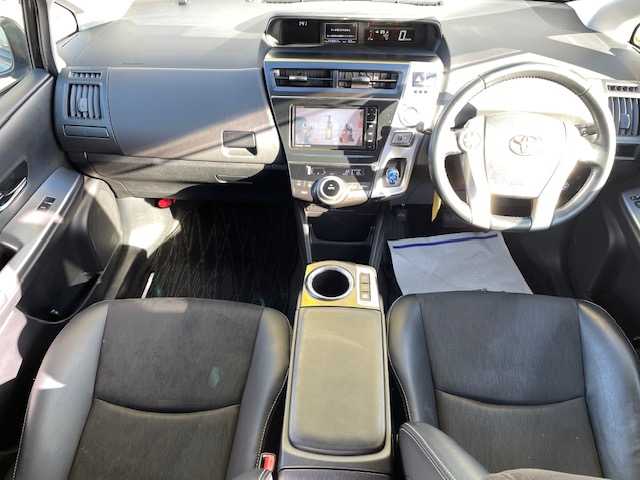 トヨタ プリウス α G 福島県 2015(平27)年 10.5万km アティチュードブラックマイカ (株)IDOMが運営する【じしゃロンいわき店】の自社ローン対象車両になります。こちらは現金ご利用時の価格です。自社ローンご希望の方は別途その旨お申付け下さい。/登録時走行距離104745km/ストラーダ製カーナビゲーション/型番：CN-RS01WD/バックカメラ/プッシュスタート/スマートキー/衝突軽減システム/レーンキープアシスト/オートハイビーム/ドライブレコーダー/サイドバイザー/フロアマット/ETC