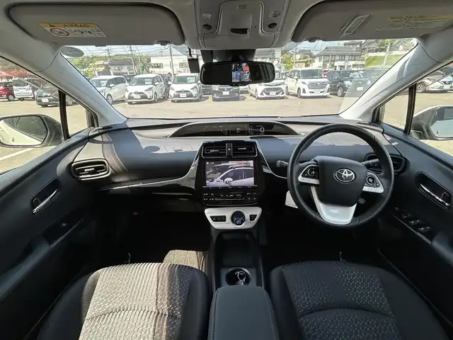 トヨタ プリウス Sセーフティプラス 岡山県 2016(平28)年 2.1万km ホワイトパールクリスタルシャイン 純正9インチナビ　DSZT-YC4T/フルセグTV、CD、DVD、AM、FM、Bluetooth/バックカメラ/ETC/プリクラッシュセーフティ/インテリジェントパーキングアシスト/前後コーナーセンサー/LEDヘッドライト/前方ドライブレコーダー/ヘッドアップディスプレイ/レーダークルーズコントロール/スマートキー/プッシュスタート