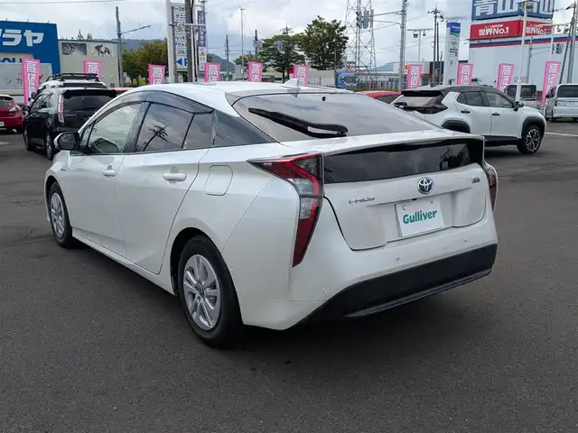 トヨタ プリウス Sセーフティプラス 福井県 2016(平28)年 2.1万km ホワイトパールクリスタルシャイン 純正9インチナビ　DSZT-YC4T/フルセグTV、CD、DVD、AM、FM、Bluetooth/バックカメラ/ETC/プリクラッシュセーフティ/インテリジェントパーキングアシスト/前後コーナーセンサー/LEDヘッドライト/前方ドライブレコーダー/ヘッドアップディスプレイ/レーダークルーズコントロール/スマートキー/プッシュスタート
