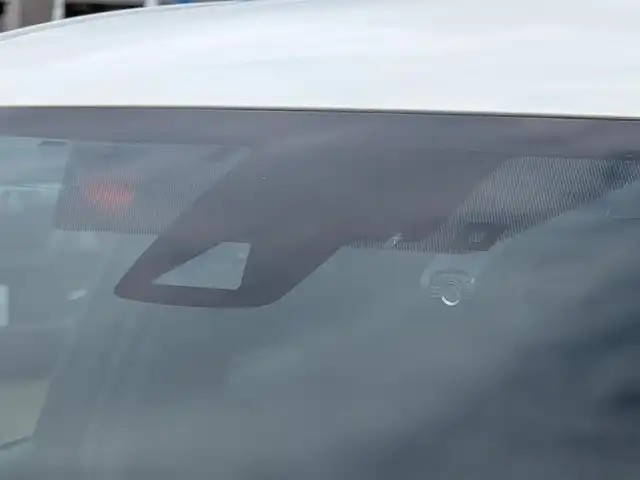 トヨタ プリウス Sセーフティプラス 福井県 2016(平28)年 2.1万km ホワイトパールクリスタルシャイン 純正9インチナビ　DSZT-YC4T/フルセグTV、CD、DVD、AM、FM、Bluetooth/バックカメラ/ETC/プリクラッシュセーフティ/インテリジェントパーキングアシスト/前後コーナーセンサー/LEDヘッドライト/前方ドライブレコーダー/ヘッドアップディスプレイ/レーダークルーズコントロール/スマートキー/プッシュスタート