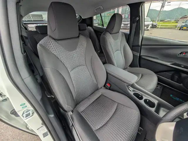 トヨタ プリウス Sセーフティプラス 福井県 2016(平28)年 2.1万km ホワイトパールクリスタルシャイン 純正9インチナビ　DSZT-YC4T/フルセグTV、CD、DVD、AM、FM、Bluetooth/バックカメラ/ETC/プリクラッシュセーフティ/インテリジェントパーキングアシスト/前後コーナーセンサー/LEDヘッドライト/前方ドライブレコーダー/ヘッドアップディスプレイ/レーダークルーズコントロール/スマートキー/プッシュスタート