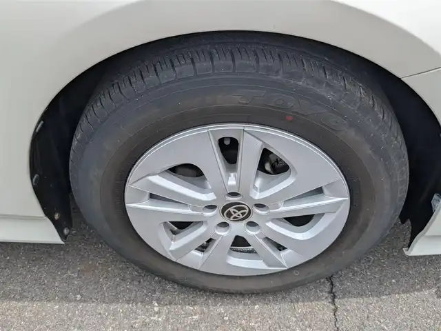 トヨタ プリウス Sセーフティプラス 福井県 2016(平28)年 2.1万km ホワイトパールクリスタルシャイン 純正9インチナビ　DSZT-YC4T/フルセグTV、CD、DVD、AM、FM、Bluetooth/バックカメラ/ETC/プリクラッシュセーフティ/インテリジェントパーキングアシスト/前後コーナーセンサー/LEDヘッドライト/前方ドライブレコーダー/ヘッドアップディスプレイ/レーダークルーズコントロール/スマートキー/プッシュスタート
