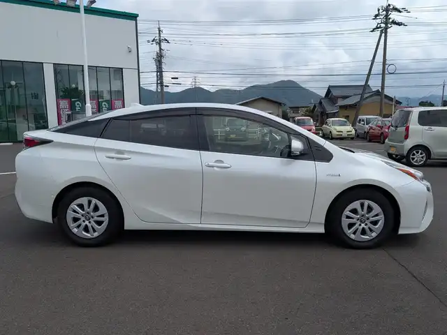 トヨタ プリウス Sセーフティプラス 福井県 2016(平28)年 2.1万km ホワイトパールクリスタルシャイン 純正9インチナビ　DSZT-YC4T/フルセグTV、CD、DVD、AM、FM、Bluetooth/バックカメラ/ETC/プリクラッシュセーフティ/インテリジェントパーキングアシスト/前後コーナーセンサー/LEDヘッドライト/前方ドライブレコーダー/ヘッドアップディスプレイ/レーダークルーズコントロール/スマートキー/プッシュスタート