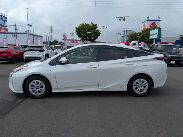 トヨタ プリウス Sセーフティプラス 福井県 2016(平28)年 2.1万km ホワイトパールクリスタルシャイン 純正9インチナビ　DSZT-YC4T/フルセグTV、CD、DVD、AM、FM、Bluetooth/バックカメラ/ETC/プリクラッシュセーフティ/インテリジェントパーキングアシスト/前後コーナーセンサー/LEDヘッドライト/前方ドライブレコーダー/ヘッドアップディスプレイ/レーダークルーズコントロール/スマートキー/プッシュスタート