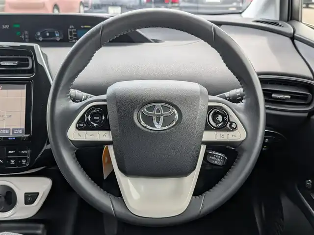 トヨタ プリウス Sセーフティプラス 福井県 2016(平28)年 2.1万km ホワイトパールクリスタルシャイン 純正9インチナビ　DSZT-YC4T/フルセグTV、CD、DVD、AM、FM、Bluetooth/バックカメラ/ETC/プリクラッシュセーフティ/インテリジェントパーキングアシスト/前後コーナーセンサー/LEDヘッドライト/前方ドライブレコーダー/ヘッドアップディスプレイ/レーダークルーズコントロール/スマートキー/プッシュスタート