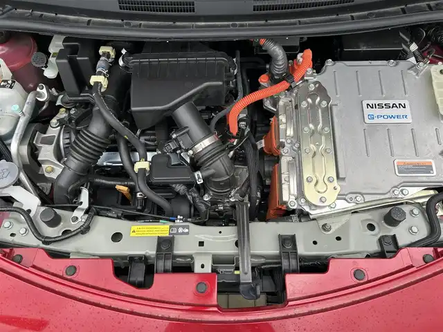 日産 ノート e－パワー X Bアロー 滋賀県 2018(平30)年 3.7万km ガーネットレッド/スーパーブラック 2トーン ガソリン（ハイブリッド）/2WD(FF)/CVT/7インチ純正ナビ【MM318D-W】/（FM/AM/CD/DVD/Bluetooth）/プリクラッシュブレーキアシスト	/踏み間違い防止アシスト	/ヒルスタート（坂道発進）アシスト	/レーンキープアシスト	/クルーズコントロール/コーナー・バックセンサー（ソナー）/バックカメラ/ETC/横滑り防止/ドライブレコーダー/オートライト/プッシュスタート/フロアマット/電格ミラー/ステアリングスイッチ/パワーウィンドウ/オートエアコン/フォグランプ