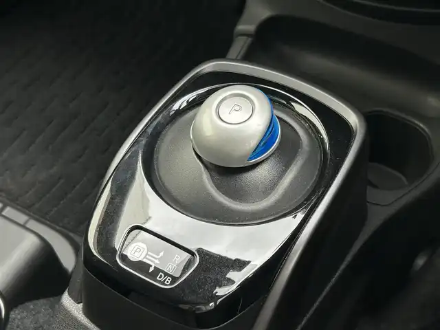 日産 ノート e－パワー X Bアロー 滋賀県 2018(平30)年 3.7万km ガーネットレッド/スーパーブラック 2トーン ガソリン（ハイブリッド）/2WD(FF)/CVT/7インチ純正ナビ【MM318D-W】/（FM/AM/CD/DVD/Bluetooth）/プリクラッシュブレーキアシスト	/踏み間違い防止アシスト	/ヒルスタート（坂道発進）アシスト	/レーンキープアシスト	/クルーズコントロール/コーナー・バックセンサー（ソナー）/バックカメラ/ETC/横滑り防止/ドライブレコーダー/オートライト/プッシュスタート/フロアマット/電格ミラー/ステアリングスイッチ/パワーウィンドウ/オートエアコン/フォグランプ