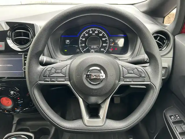日産 ノート e－パワー X Bアロー 滋賀県 2018(平30)年 3.7万km ガーネットレッド/スーパーブラック 2トーン ガソリン（ハイブリッド）/2WD(FF)/CVT/7インチ純正ナビ【MM318D-W】/（FM/AM/CD/DVD/Bluetooth）/プリクラッシュブレーキアシスト	/踏み間違い防止アシスト	/ヒルスタート（坂道発進）アシスト	/レーンキープアシスト	/クルーズコントロール/コーナー・バックセンサー（ソナー）/バックカメラ/ETC/横滑り防止/ドライブレコーダー/オートライト/プッシュスタート/フロアマット/電格ミラー/ステアリングスイッチ/パワーウィンドウ/オートエアコン/フォグランプ