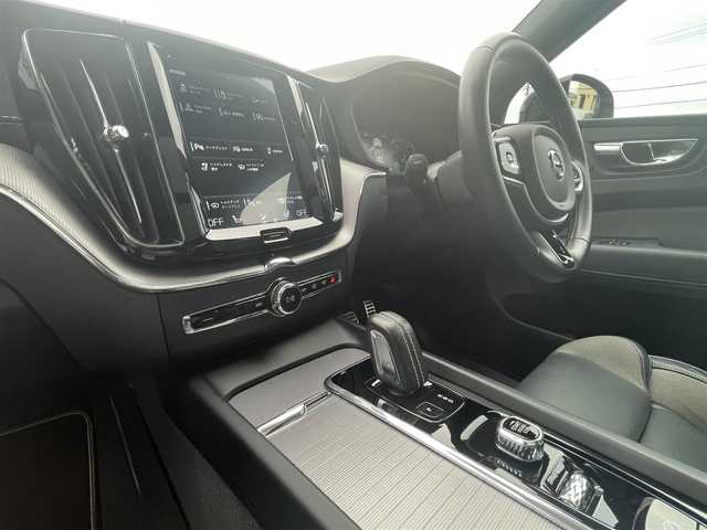 ボルボ ＸＣ６０ B6 AWD Rデザイン 静岡県 2020(令2)年 2.2万km オスミウムグレーM インテリセーフティ/衝突軽減ブレーキACC/レーンキープ BLIS/ハーフレザーシート シートヒーター /パノラマサンルーフ/Bowers＆Wilkinsサラウンド/ヘッドアップディスプレイ/ナビフルセグTVBluetooth CarPlay対応/全方位カメラ/パワーバックドア /21インチアルミホイール /DSRCETC