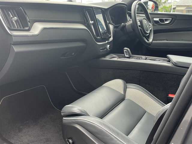 ボルボ ＸＣ６０ B6 AWD Rデザイン 静岡県 2020(令2)年 2.2万km オスミウムグレーM インテリセーフティ/衝突軽減ブレーキACC/レーンキープ BLIS/ハーフレザーシート シートヒーター /パノラマサンルーフ/Bowers＆Wilkinsサラウンド/ヘッドアップディスプレイ/ナビフルセグTVBluetooth CarPlay対応/全方位カメラ/パワーバックドア /21インチアルミホイール /DSRCETC