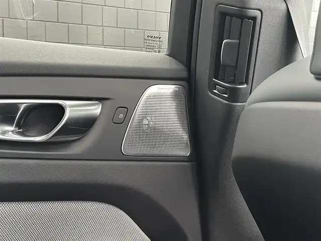 ボルボ ＸＣ６０ B6 AWD Rデザイン 静岡県 2020(令2)年 2.2万km オスミウムグレーM インテリセーフティ/衝突軽減ブレーキACC/レーンキープ BLIS/ハーフレザーシート シートヒーター /パノラマサンルーフ/Bowers＆Wilkinsサラウンド/ヘッドアップディスプレイ/ナビフルセグTVBluetooth CarPlay対応/全方位カメラ/パワーバックドア /21インチアルミホイール /DSRCETC