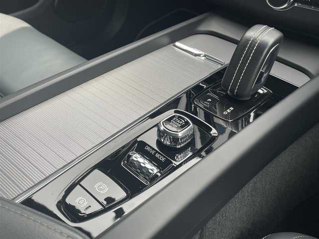ボルボ ＸＣ６０ B6 AWD Rデザイン 静岡県 2020(令2)年 2.2万km オスミウムグレーM インテリセーフティ/衝突軽減ブレーキACC/レーンキープ BLIS/ハーフレザーシート シートヒーター /パノラマサンルーフ/Bowers＆Wilkinsサラウンド/ヘッドアップディスプレイ/ナビフルセグTVBluetooth CarPlay対応/全方位カメラ/パワーバックドア /21インチアルミホイール /DSRCETC