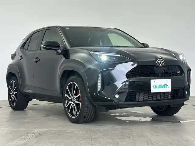 トヨタ ヤリスクロス ハイブリッド GRスポーツ 愛知県 2023(令5)年 1.5万km ブラックマイカ GRスポーツ仕様車　/　　・専用ラジエーターグリル/　　・専用リアバンパーロアカバー/　　・専用18インチアルミホイール/　　・ブレーキキャリパー/　　・専用エンブレム/　　・専用本革巻ステアリングホイール/　　・フロントコンソール/　　・専用本革巻シフトノブ/　　・専用スポーティシート/　　・アルミペダル/　　・専用スマートキー/　　・専用剛性アップパーツ/　　・専用サスペンション/　　・電動パワーステアリング制御/　　・専用パワートレーン制御/　　・ドライブシャフト/ドライブレコーダー/ステアリングリモコン/ステアリングヒーター/ビルトインETC/純正ディスプレイオーディオ/パノラミックビューモニター/トヨタセーフティセンス/　　・プリクラッシュセーフティ/　　・レーントレーシングアラート/　　・レーダークルーズコントロール/　　・オートマチックハイビーム/　　・ロードサインアシスト/BSM/パワーシート/シートヒーター/パワーバックドア