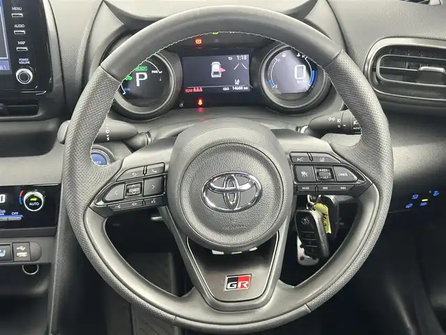 トヨタ ヤリスクロス ハイブリッド GRスポーツ 愛知県 2023(令5)年 1.5万km ブラックマイカ GRスポーツ仕様車　/　　・専用ラジエーターグリル/　　・専用リアバンパーロアカバー/　　・専用18インチアルミホイール/　　・ブレーキキャリパー/　　・専用エンブレム/　　・専用本革巻ステアリングホイール/　　・フロントコンソール/　　・専用本革巻シフトノブ/　　・専用スポーティシート/　　・アルミペダル/　　・専用スマートキー/　　・専用剛性アップパーツ/　　・専用サスペンション/　　・電動パワーステアリング制御/　　・専用パワートレーン制御/　　・ドライブシャフト/ドライブレコーダー/ステアリングリモコン/ステアリングヒーター/ビルトインETC/純正ディスプレイオーディオ/パノラミックビューモニター/トヨタセーフティセンス/　　・プリクラッシュセーフティ/　　・レーントレーシングアラート/　　・レーダークルーズコントロール/　　・オートマチックハイビーム/　　・ロードサインアシスト/BSM/パワーシート/シートヒーター/パワーバックドア