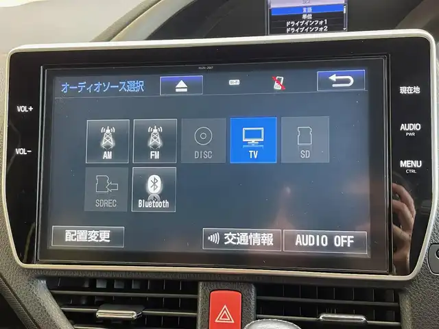 トヨタ ヴォクシー ZS 煌 岩手県 2018(平30)年 6.9万km ホワイトパールクリスタルシャイン ４WD　/両側パワースライドドア　/トヨタセーフティセンス/クルーズコントロール　/アイドリングストップ/MT付きAT/ETC2.0/ドライブレコーダー　/純正ナビ/クルーズコントロール/レーンアシスト　/ LEDヘットライト/プリクラッシュセーフティ　/純正１６インチアルミホイール　　/3列シート　/ステアリングスイッチ/ウォークスルー