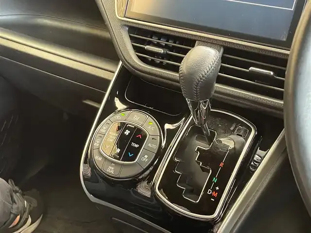 トヨタ ヴォクシー ZS 煌 岩手県 2018(平30)年 6.9万km ホワイトパールクリスタルシャイン ４WD　/両側パワースライドドア　/トヨタセーフティセンス/クルーズコントロール　/アイドリングストップ/MT付きAT/ETC2.0/ドライブレコーダー　/純正ナビ/クルーズコントロール/レーンアシスト　/ LEDヘットライト/プリクラッシュセーフティ　/純正１６インチアルミホイール　　/3列シート　/ステアリングスイッチ/ウォークスルー