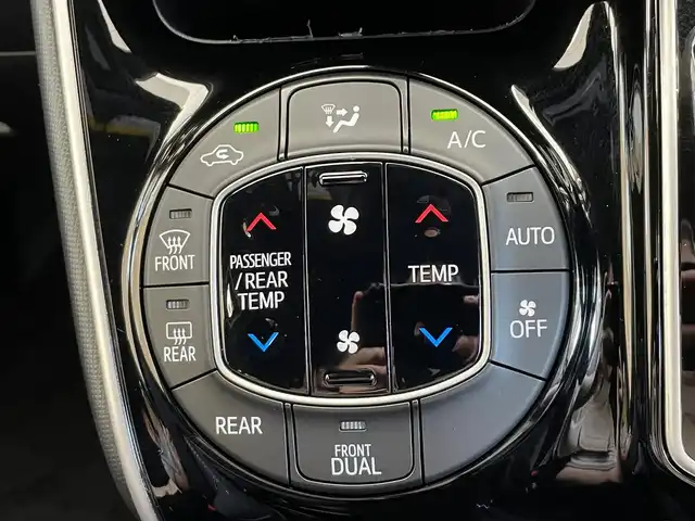 トヨタ ヴォクシー ZS 煌 岩手県 2018(平30)年 6.9万km ホワイトパールクリスタルシャイン ４WD　/両側パワースライドドア　/トヨタセーフティセンス/クルーズコントロール　/アイドリングストップ/MT付きAT/ETC2.0/ドライブレコーダー　/純正ナビ/クルーズコントロール/レーンアシスト　/ LEDヘットライト/プリクラッシュセーフティ　/純正１６インチアルミホイール　　/3列シート　/ステアリングスイッチ/ウォークスルー