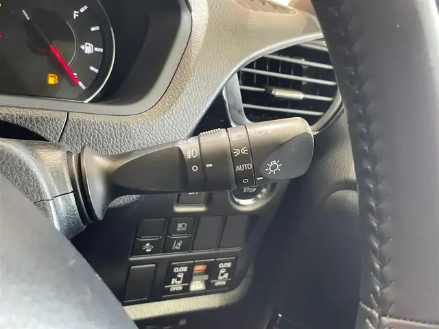 トヨタ ヴォクシー ZS 煌 岩手県 2018(平30)年 6.9万km ホワイトパールクリスタルシャイン ４WD　/両側パワースライドドア　/トヨタセーフティセンス/クルーズコントロール　/アイドリングストップ/MT付きAT/ETC2.0/ドライブレコーダー　/純正ナビ/クルーズコントロール/レーンアシスト　/ LEDヘットライト/プリクラッシュセーフティ　/純正１６インチアルミホイール　　/3列シート　/ステアリングスイッチ/ウォークスルー