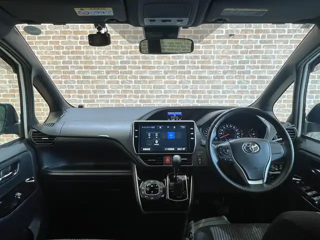 トヨタ ヴォクシー ZS 煌 岩手県 2018(平30)年 6.9万km ホワイトパールクリスタルシャイン ４WD　/両側パワースライドドア　/トヨタセーフティセンス/クルーズコントロール　/アイドリングストップ/MT付きAT/ETC2.0/ドライブレコーダー　/純正ナビ/クルーズコントロール/レーンアシスト　/ LEDヘットライト/プリクラッシュセーフティ　/純正１６インチアルミホイール　　/3列シート　/ステアリングスイッチ/ウォークスルー