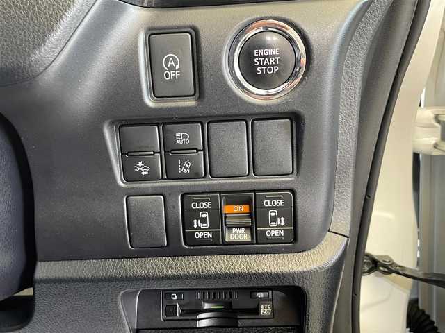 トヨタ ヴォクシー ZS 煌 岩手県 2018(平30)年 6.9万km ホワイトパールクリスタルシャイン ４WD　/両側パワースライドドア　/トヨタセーフティセンス/クルーズコントロール　/アイドリングストップ/MT付きAT/ETC2.0/ドライブレコーダー　/純正ナビ/クルーズコントロール/レーンアシスト　/ LEDヘットライト/プリクラッシュセーフティ　/純正１６インチアルミホイール　　/3列シート　/ステアリングスイッチ/ウォークスルー