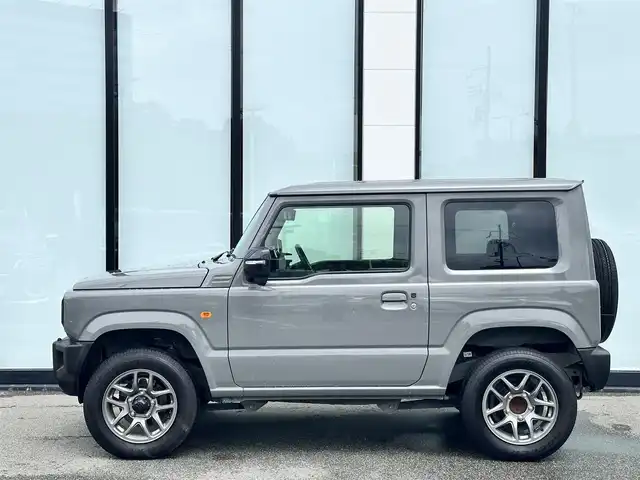 スズキ ジムニー XC 大阪府 2024(令6)年 1.5万km ミディアムグレー 社外ナビ　/　 ＴＶ/CD/DVD/Bluetooth　/バックモニター　/衝突軽減ブレーキ/リアコーナーセンサー　/前席シートヒーター　/スマートルームミラー/クルーズコントロール/レーンキープアシスト　/アイドリングストップ/前方ドライブレコーダー/純正フロアマット/純正16インチアルミホイール/ルーフレール/プッシュスタート　/スマートキー　/ＥＴＣ/ＬＥＤ