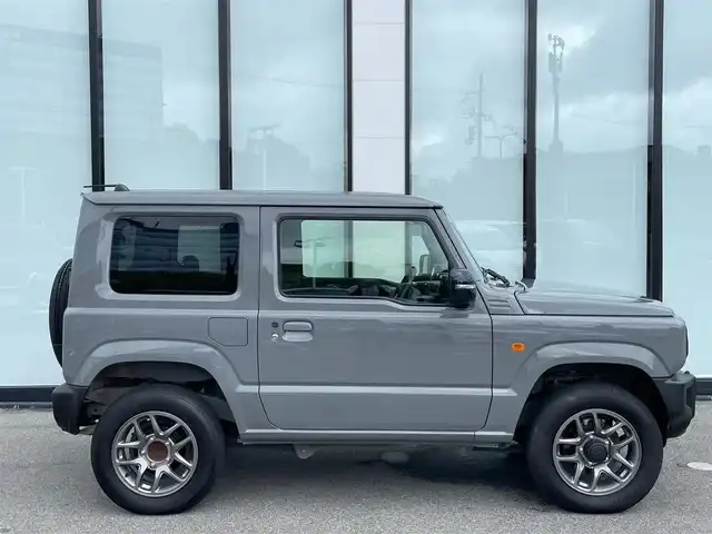 スズキ ジムニー XC 大阪府 2024(令6)年 1.5万km ミディアムグレー 社外ナビ　/　 ＴＶ/CD/DVD/Bluetooth　/バックモニター　/衝突軽減ブレーキ/リアコーナーセンサー　/前席シートヒーター　/スマートルームミラー/クルーズコントロール/レーンキープアシスト　/アイドリングストップ/前方ドライブレコーダー/純正フロアマット/純正16インチアルミホイール/ルーフレール/プッシュスタート　/スマートキー　/ＥＴＣ/ＬＥＤ