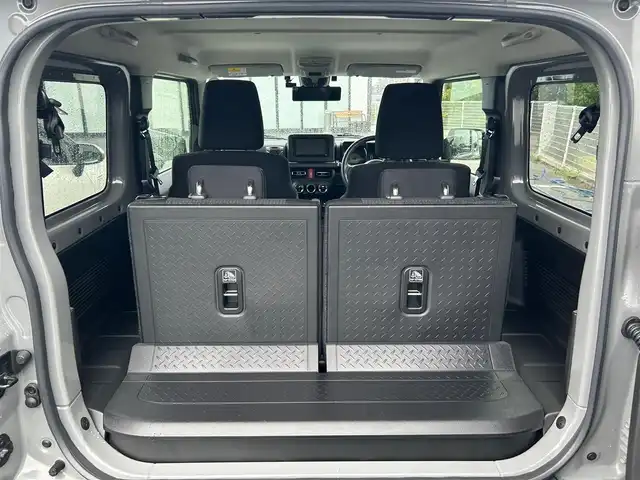 スズキ ジムニー XC 大阪府 2024(令6)年 1.5万km ミディアムグレー 社外ナビ　/　 ＴＶ/CD/DVD/Bluetooth　/バックモニター　/衝突軽減ブレーキ/リアコーナーセンサー　/前席シートヒーター　/スマートルームミラー/クルーズコントロール/レーンキープアシスト　/アイドリングストップ/前方ドライブレコーダー/純正フロアマット/純正16インチアルミホイール/ルーフレール/プッシュスタート　/スマートキー　/ＥＴＣ/ＬＥＤ
